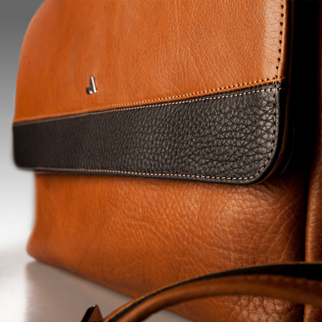 Messenger Leather Bag for MacBook 15” &amp; 16” - Vaja